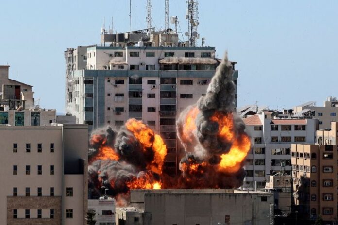 Israeli air raid flattens Gaza building housing Al Jazeera - අල් ජසීරා ගොඩනැගිල්ල