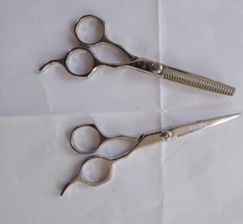 Scissors - අනියම් පෙම් හබය දුර දිග ගොස් ප්‍රසිද්ධ නිළියකගේ දියණියකගේ වරලස කැපූ කතුන් තිදෙනාට වැඩ වරදියි