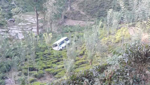 Accident bus - බසයක් ප්‍රපාතයට පෙරළී රියැදුරා මරුට (ජායාරූප)