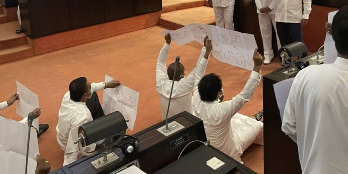 Prorest in parliament - විපක්ෂයේ උද්ඝෝෂණයකින් මැතිසබේ උණුසුම් වෙයි (PHOTOS)