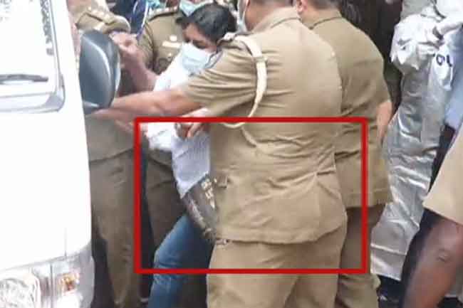 Police Kick - පොලිස් නිලධාරියෙකුගෙන් කාන්තාවකට පා පහරක් (VIDEO)