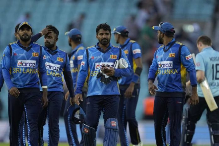 Sri Lanka Team - බ්‍රිස්ටල් පිටියට වැටුණු වර්ෂාව ශ්‍රී ලංකාවේ ගෞරවය රැකදෙයි