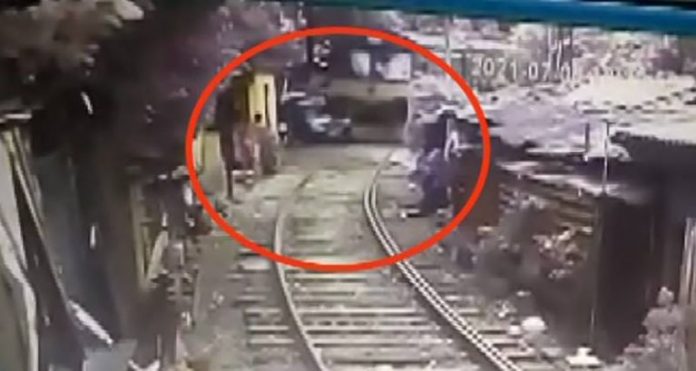 Train accident - දුම්රිය අනතුරකින් අනු නවයෙන් දිවි බේරාගත් කාන්තාවන් දෙදෙනා(VIDEO)