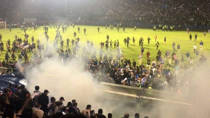 Football Match in Indonesia - ඉන්දුනීසියාවේ පාපන්දු තරගයක් අතරතුර ඇතිවූ කලහකාරී සිදුවීමකින් පුද්ගලයන් 127ක් මියයයි