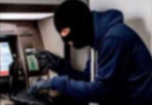 සොරු පෞද්ගලික බැංකුවක ATM යන්ත්රයක් රැගෙන යති ATM Robbery in Gampaha - සොරු පෞද්ගලික බැංකුවක ATM යන්ත්රයක් රැගෙන යති