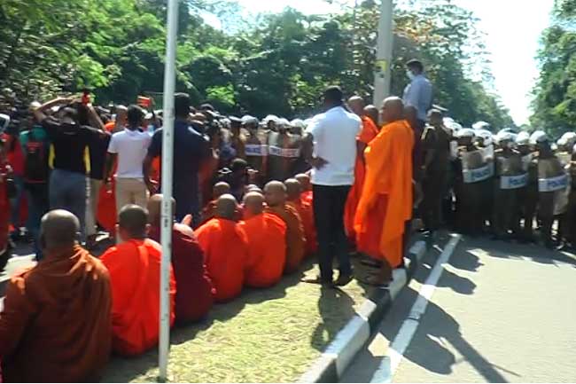 Theros Near Parliament - පාර්ලිමේන්තු පිවිසුම අසල උණුසුම් වෙයි