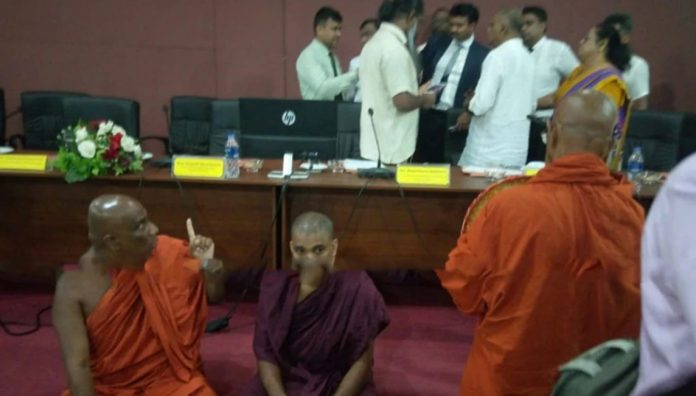 බලහත්කාරයෙන් ඇතුළු වූ භික්ෂුන් බලහත්කාරයෙන් ඇතුළු වූ භික්ෂුන්