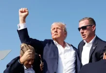 ජන රැලියක් අතරතුර වෙඩි ප්රහාරකින් ඩොනල්ඩ් ට්රම්ප් නූලෙන් බේරුන හැටි. සම්පූර්ණ විස්තරය මෙන්න. ඩොනල්ඩ් ට්රම්ප් වෙඩි ප්රහාරකින්